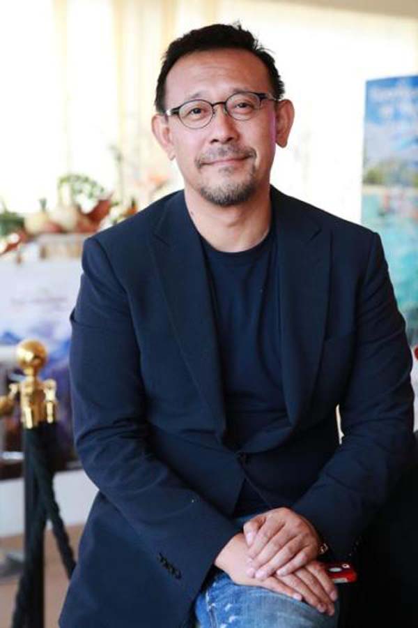 姜文妻子周韵与儿子成为他的加油站