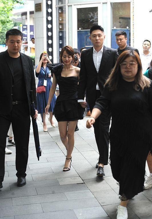 短裙 张嘉倪:与老公买超手拉手,穿A字单户黑短裙好迷人,真羡煞旁人