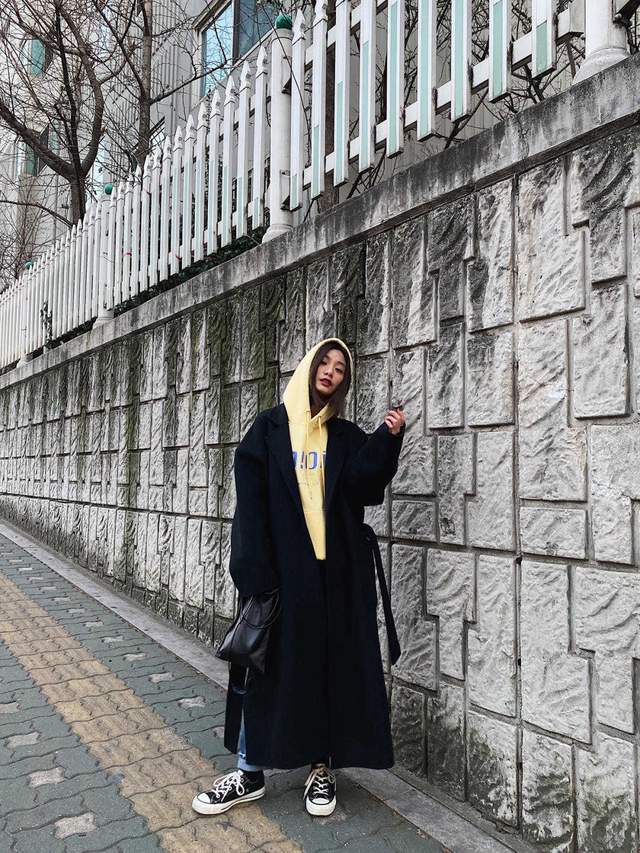 卫衣 秋冬不建议单穿卫衣，可以试试这3种搭配方法，比单穿还高级时髦