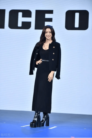 傲人 李成敏难得保守一次，修身黑裙搭小外套包裹严实，挡不住傲人曲线