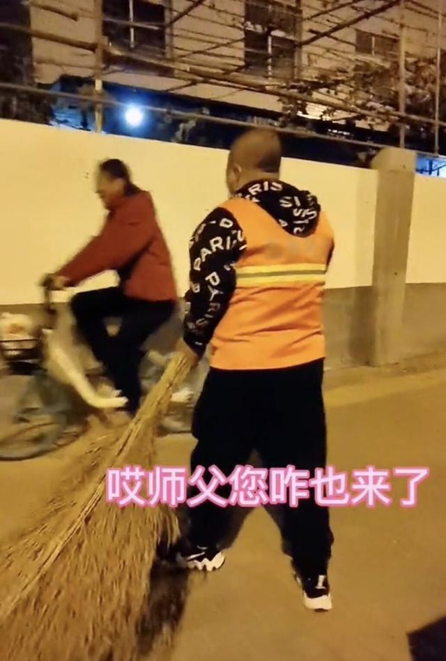 馮鞏|63歲馮鞏曬近況，衣著樸素為環衛工送早餐，徒弟曹隨風親自掃大街