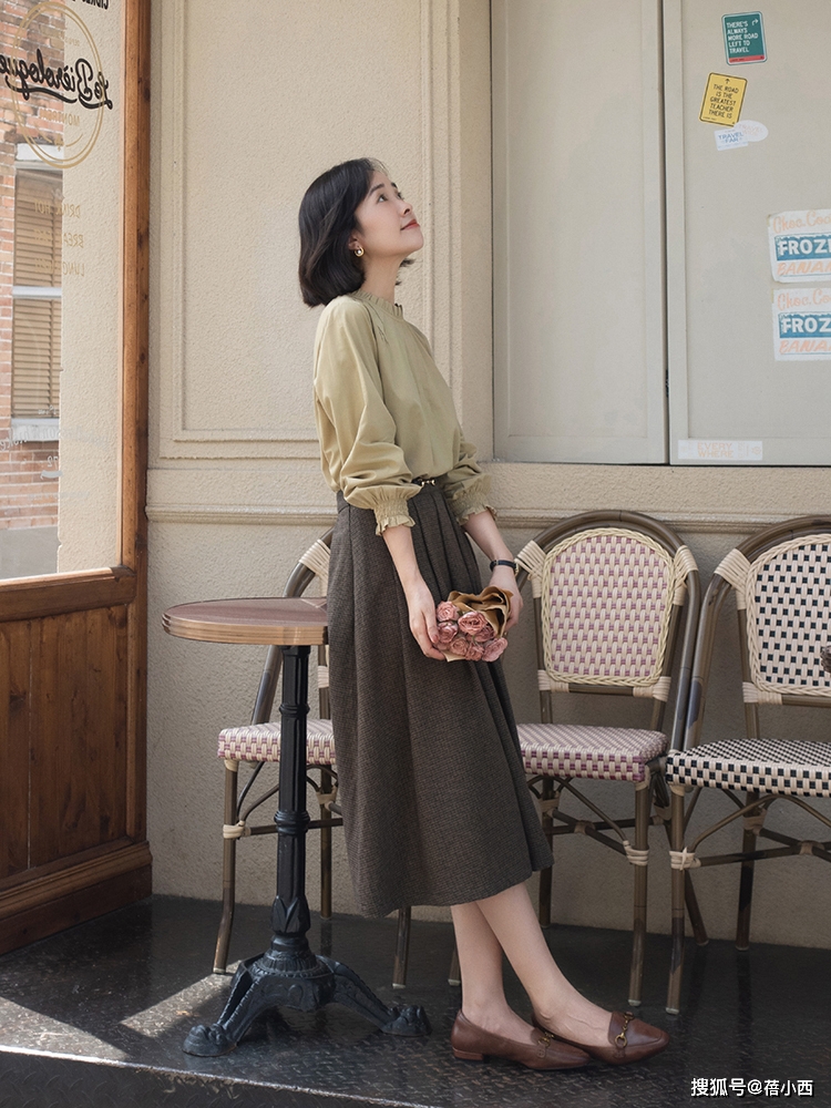 颜色 建议30+女性多穿“毛呢半身裙”，掌握3个搭配要点，时尚又显气质