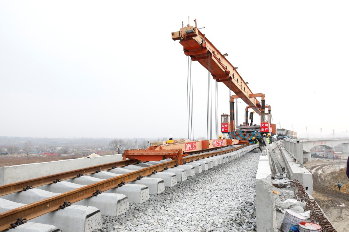 我国在建最东端快速铁路改造工程佳鹤铁路全线铺轨贯通