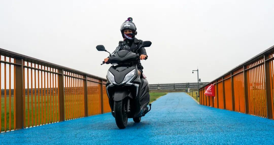 裂行rx125麒麟版打卡成都:与飞机同行,穿越太古里_生活