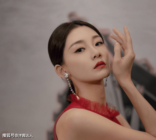 马尾 郑恺老婆苗苗长相清秀，穿红色连衣裙配低马尾，美得让人心动