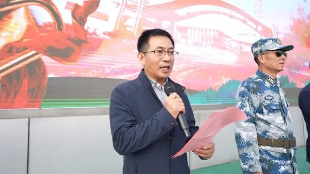 随着石骏校长宣布"南京市燕子矶中学2021级高一新生军训现在开始"