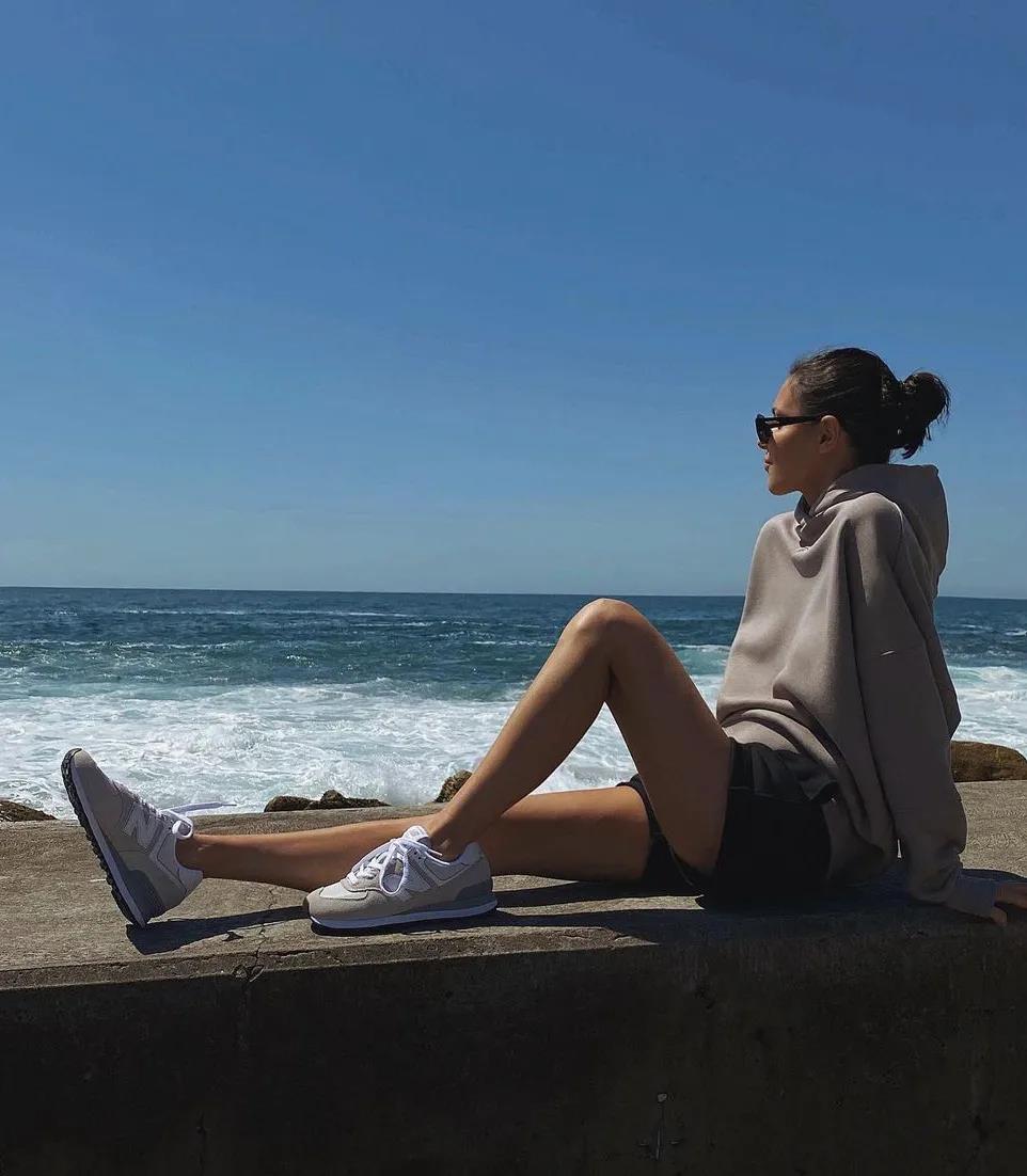 女王 “人气女王”卫衣有多时髦?一件卫衣穿出N种风格,玩转时尚圈