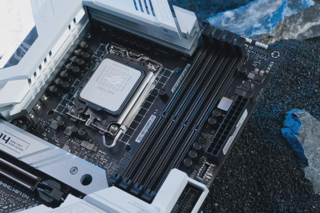 玩家|潮品装甲引领全新战斗形态 ROG STRIX Z690吹雪主板降临