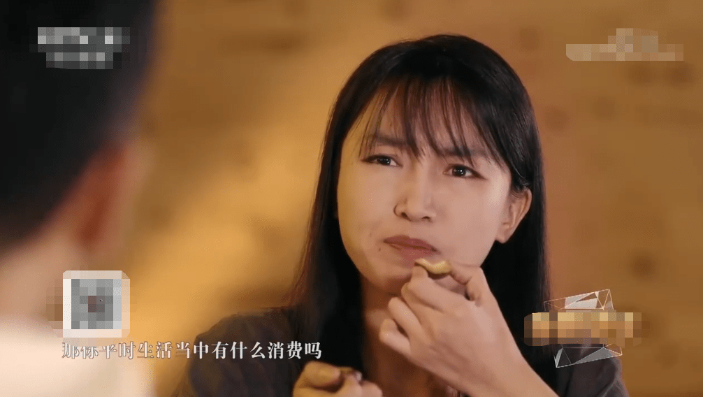 粗布 31岁李子柒在央视镜头下,感觉颜值也不差,一身清修造型很朴素