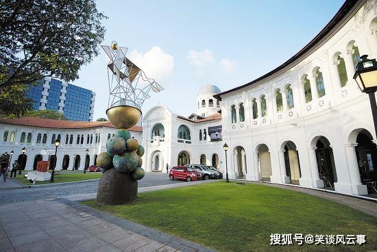 新加坡博物院有块带字石板，称为镇馆之宝，谁也不知道写的是啥字