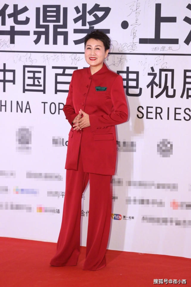 黑色 “国民婆婆”张凯丽气质无敌了,穿衬衫配短裤走机场,秀出豆腐腿