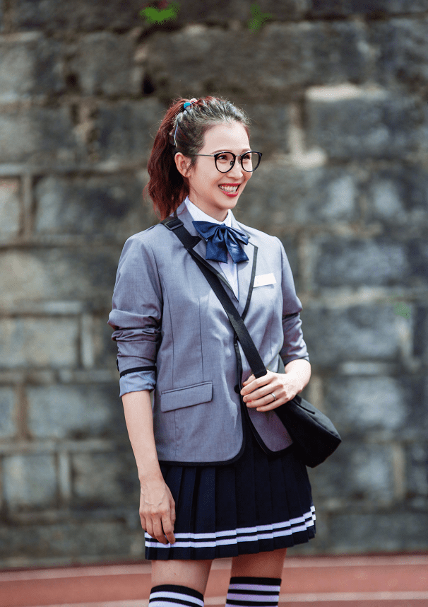 眼袋 蔡少芬为了张晋真是太拼了，顶着眼袋也要上班，造型太显老了