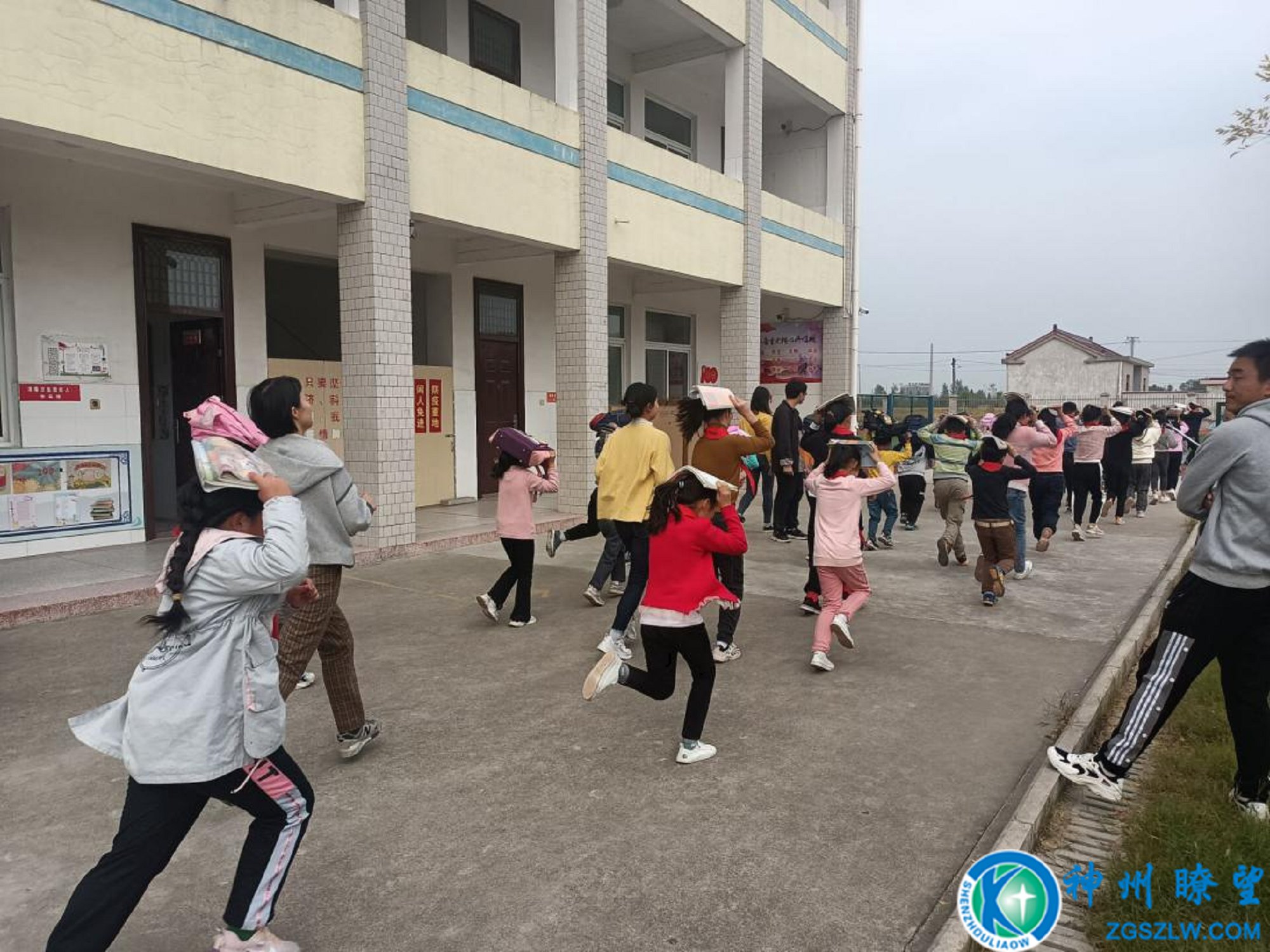 海安市南莫镇沙岗小学开展地震应急避险疏散演练活动