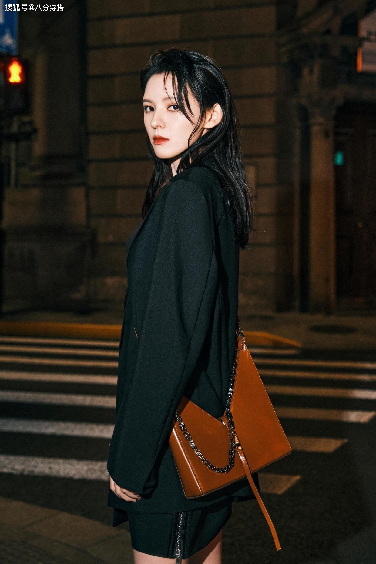 原创张予曦有原装脸就是自信穿黑色西装也不显沉闷又美又飒
