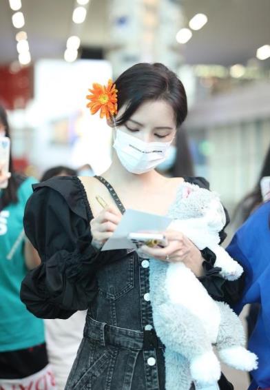 张予曦 张予曦还真是“人间尤物”,天生童颜脸太精致了,看着像17岁少女