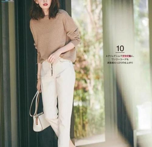 颜色 过了50岁后的女人,冬季多选这三个浅色系,显气质又温柔