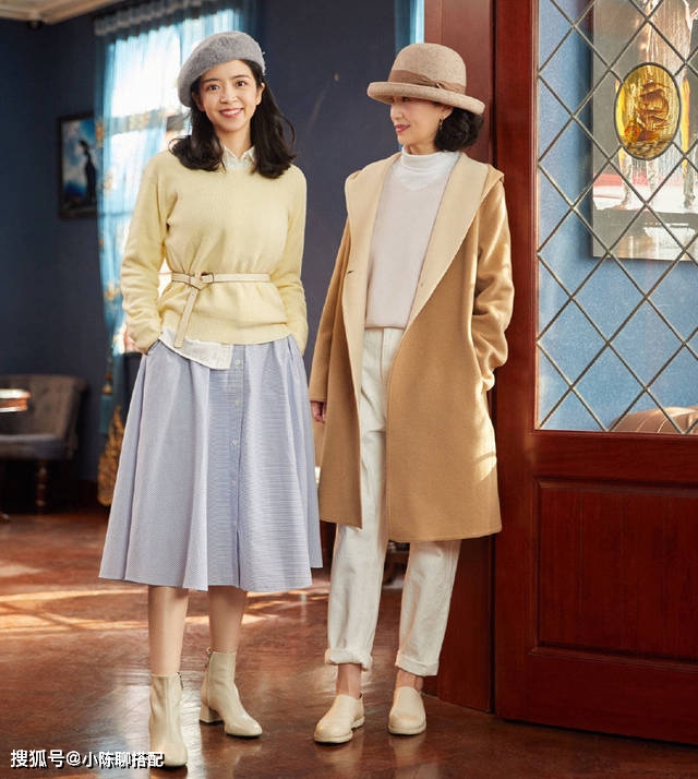 颜色 60岁妈妈比女儿会穿,秋天“大衣+毛衣”,越老越洋气优雅