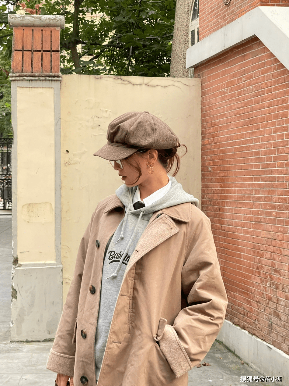 藏蓝色 刘诗诗彻底换风格了，穿卡其色风衣配连帽卫衣，连气质都变洋气了
