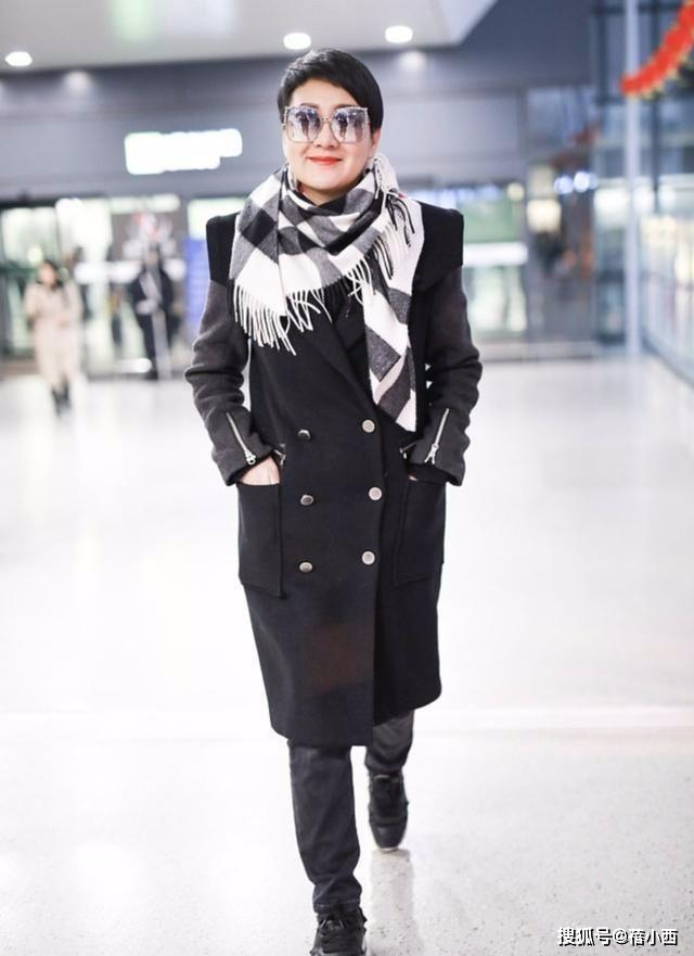 黑色 “国民婆婆”张凯丽气质无敌了，穿衬衫配短裤走机场，秀出豆腐腿