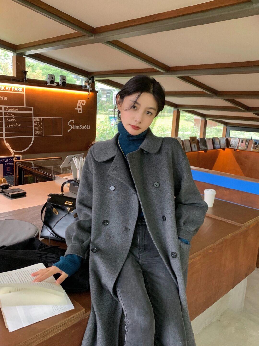 注入 这个秋天熟女都爱穿“大衣+高领衫”，优雅知性，关键还很保暖