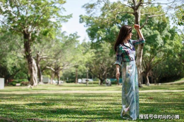 元素 被杨钰莹好气质惊艳!穿格纹衬衫配半身裙优雅迷人,太减龄了