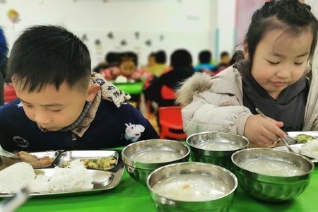 豆豆|孩子吃饭慢还没吃完被收走，家长找老师理论，老师反驳：还惯着？