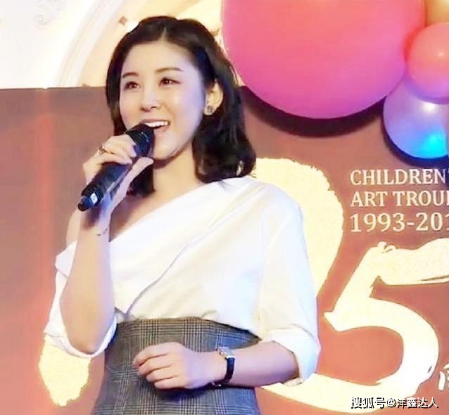 下半身 李小萌瘦下来真惊艳，穿斜肩衬衫配腰封好高级，齐肩短发太减龄