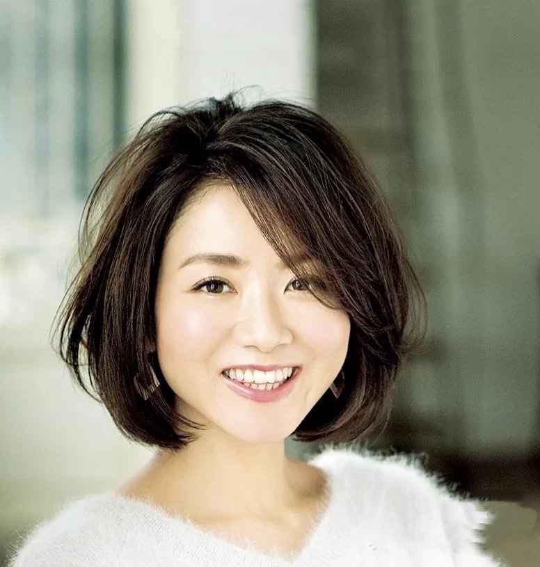 发型适合50岁大圆脸女人的发型，选择适合自己的发型，才更显年轻
