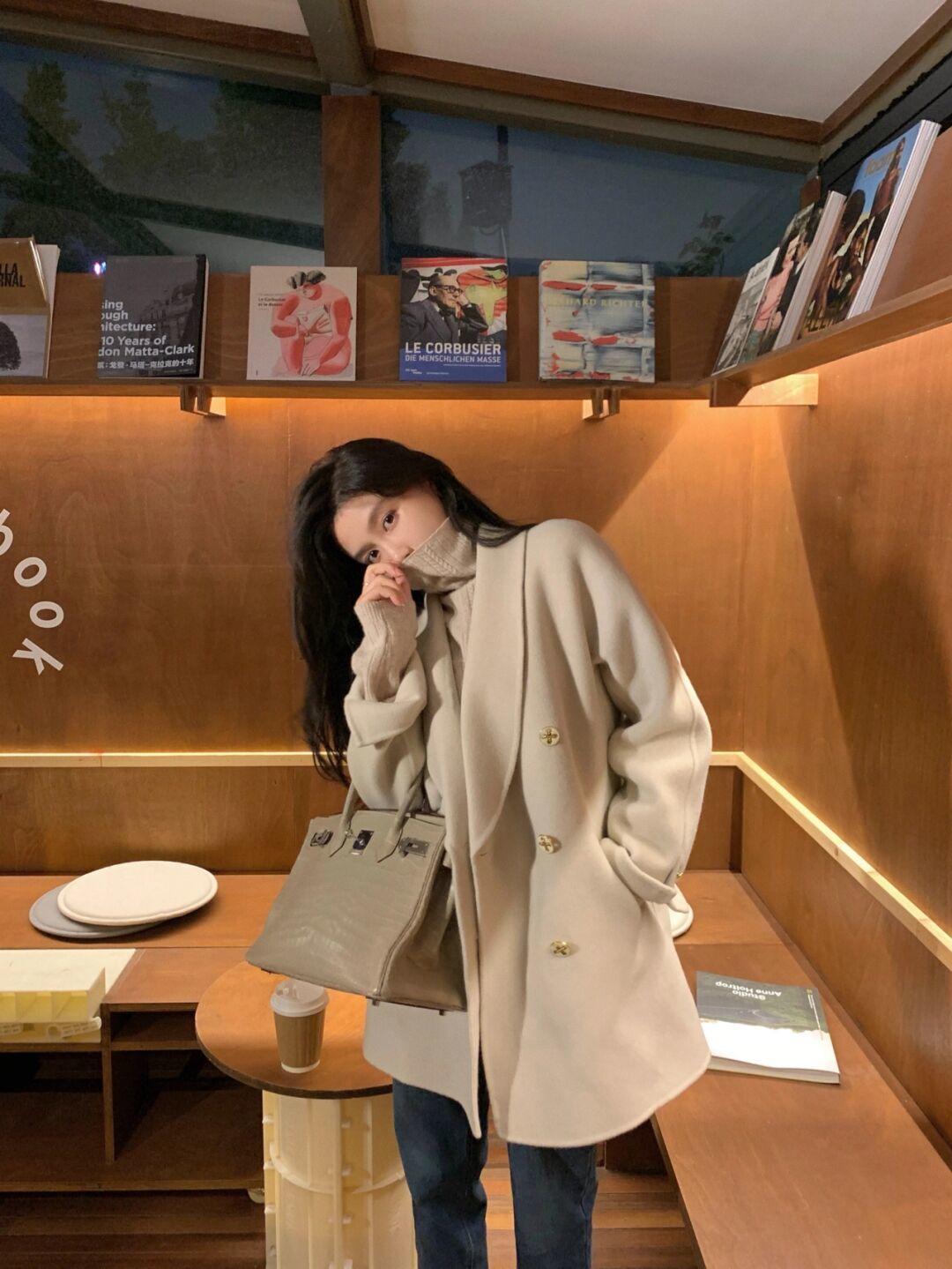 注入 这个秋天熟女都爱穿“大衣+高领衫”，优雅知性，关键还很保暖