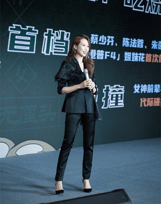 眼袋 蔡少芬为了张晋真是太拼了，顶着眼袋也要上班，造型太显老了