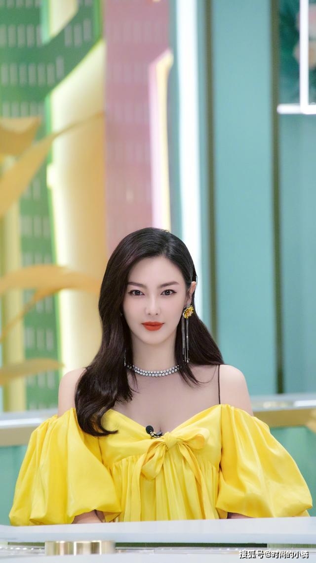 视觉 张雨绮越来越甜美，穿黄色泡泡袖连衣裙录节目，气质也温柔多了