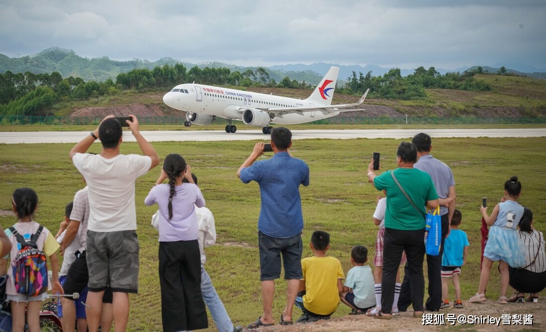 广西一座小机场意外走红，每天数千人自发接机，远超坐飞机的乘客