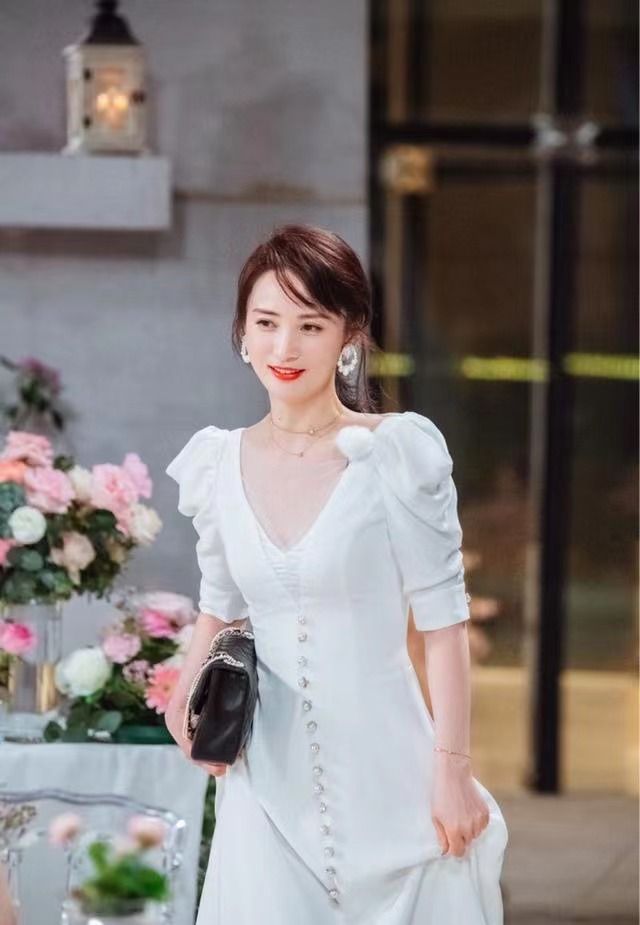 一身 陈建斌两口子走机场,蒋勤勤穿一身黑好显嫩,站一起不像只差5岁