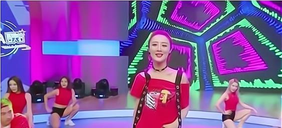 富二代有种“整容”叫薇娅卸妆，摘掉假睫毛后，网友：是同一个人吗