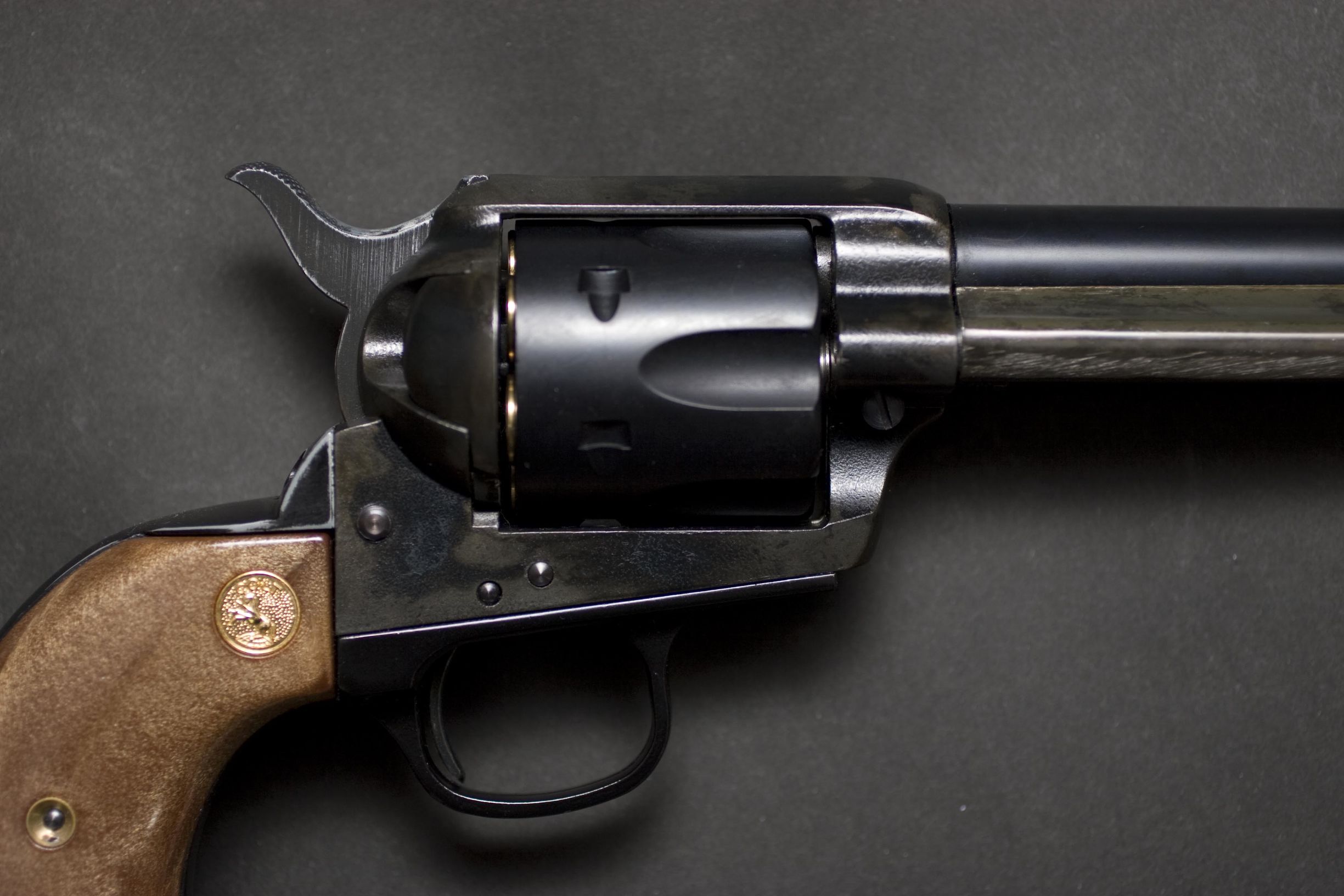 单动式陆军转轮手枪是由柯尔特在1872年研制的(尽管如此这枪在柯尔特