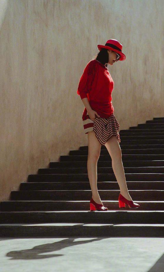 展现 许晴黄色长裙荡秋千,五十岁的许晴把生活过成了二十的样子