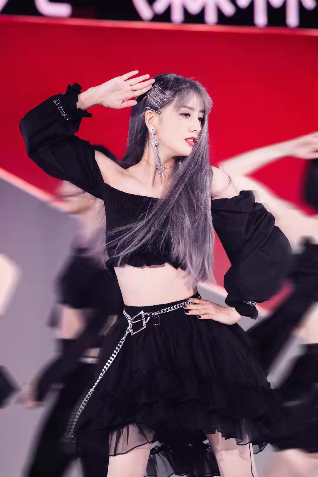 新潮 佟丽娅“黑化”风打扮有活力，超短上衣秀腰无压力，离婚后更年轻