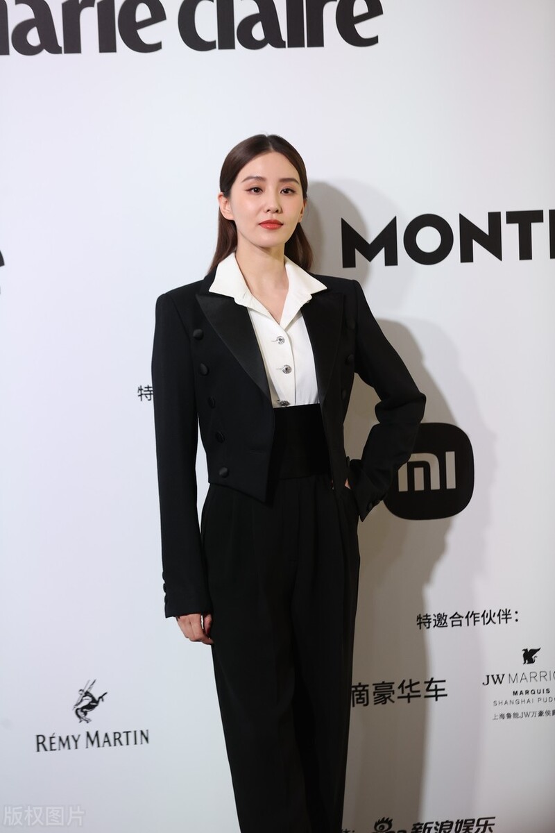 西裤 刘诗诗当妈后“胖不少”,绑腰带都看不出腰身,小露香肩还是迷人