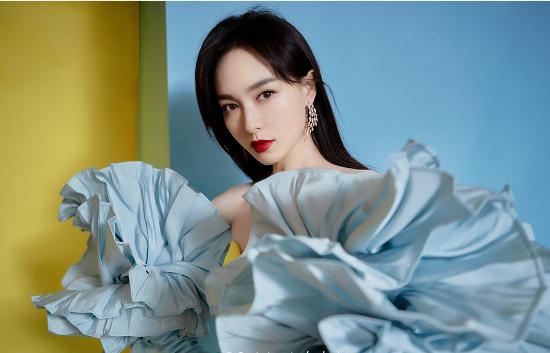 黑色 唐嫣身材好到任性穿,黄色连衣裙温婉大气,蓝色手套浮夸又高调