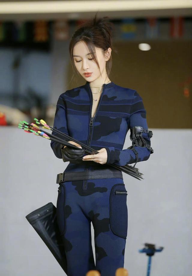 好身材 王子文真是小个子超模，穿连体裤秀出完美二八比例，时髦大气