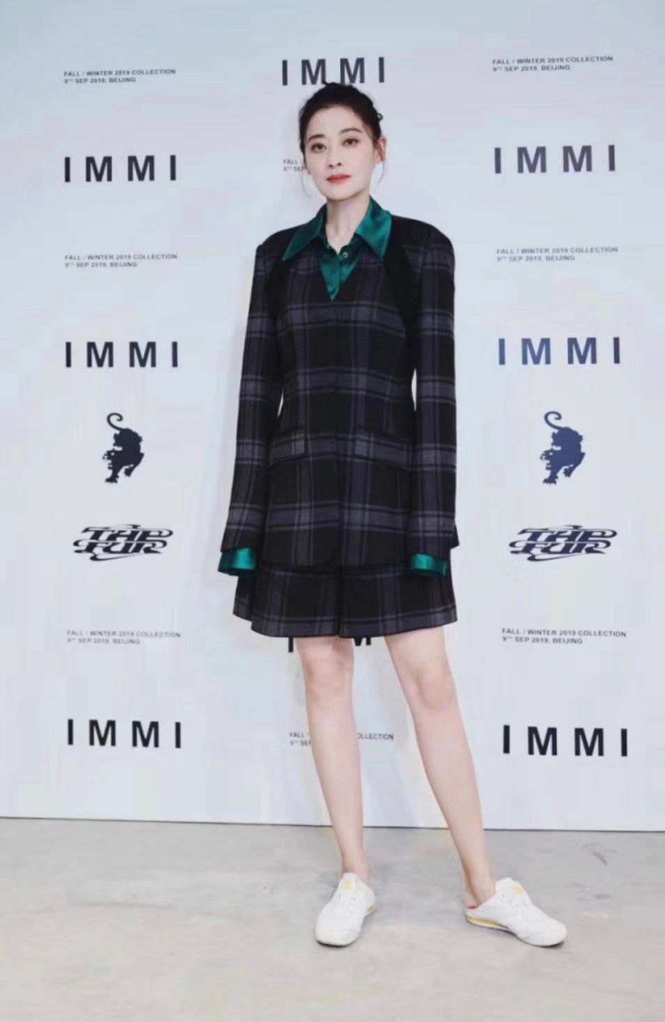 整体 梅婷167身高就是自信，马伊琍穿10cm高跟看秀，她踩双球鞋就去了