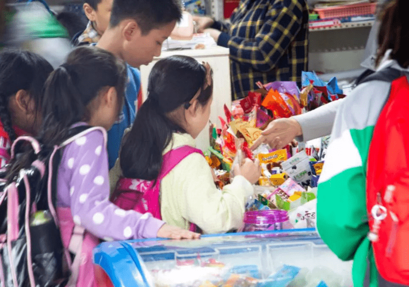 校园|教育部规定，中小学将不再提供此项服务，家长赞同，学生却不开心