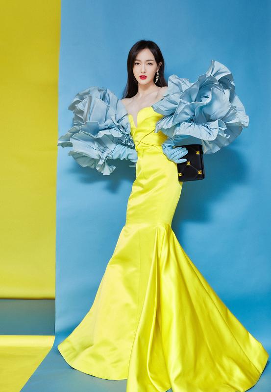 黑色 唐嫣身材好到任性穿,黄色连衣裙温婉大气,蓝色手套浮夸又高调