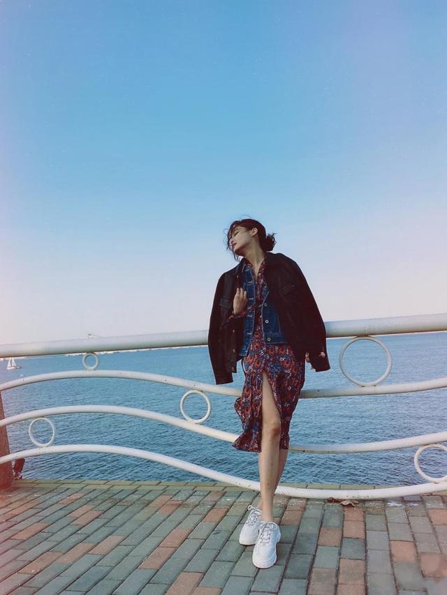好身材 辛芷蕾真会玩，穿碎花裙得搭两件外套，不仅不土反而更有时尚感