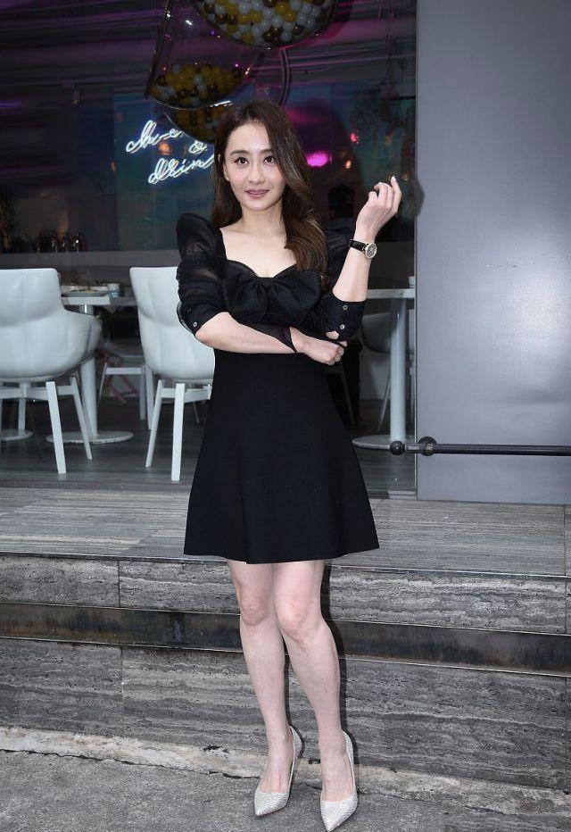 美眉 陈德容真会“装嫩”,穿小黑裙简约温柔,胸前蝴蝶结暴露少女心