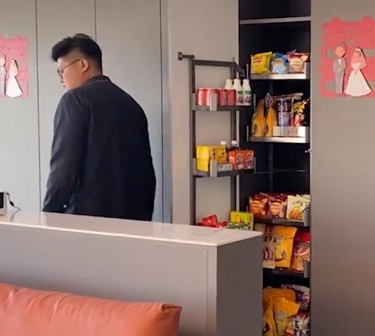 老公|内蒙古男子偷偷为妻子准备浪漫惊喜,满满一柜零食引网友表示羡慕