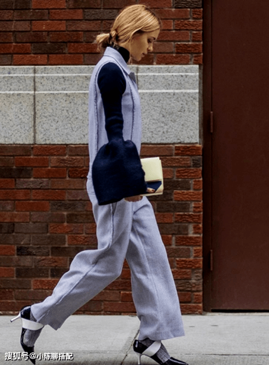 毛衣 秋天的叠穿方法，30岁的女人可以多学一学，时尚潮流又很有范
