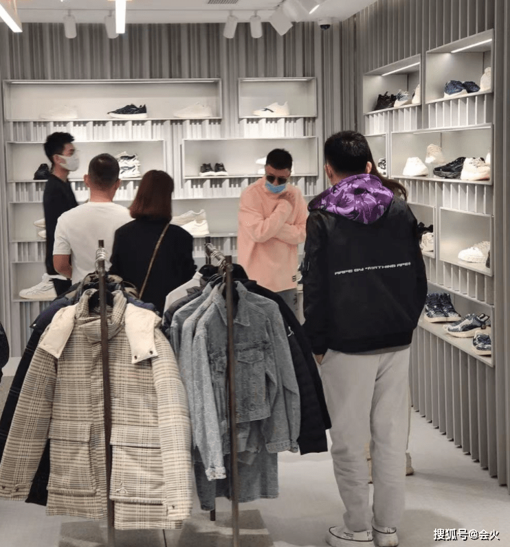 女儿孙红雷逛街服装店被偶遇！多次试穿精挑细选，身边5人陪同阵仗大