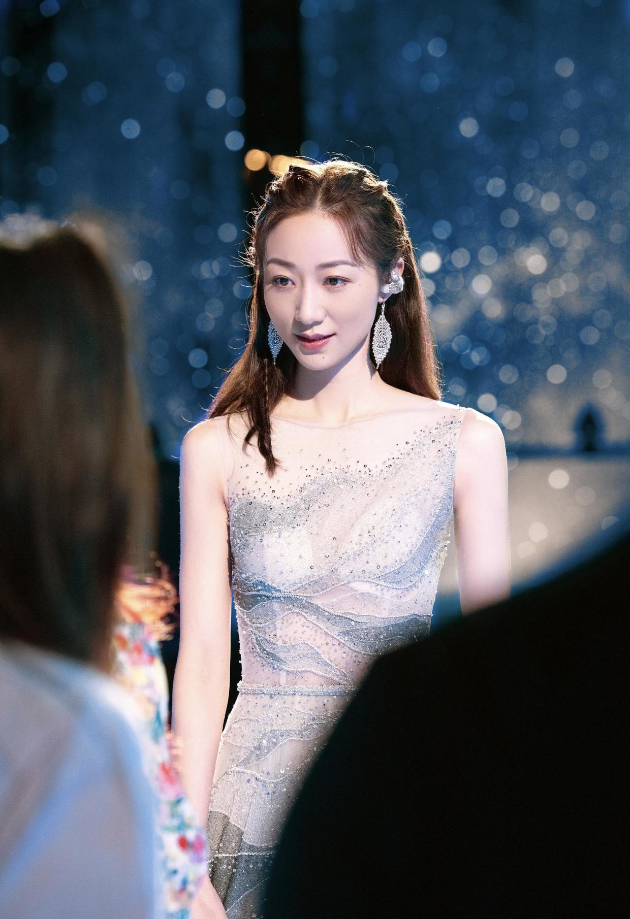 韩雪真 韩雪真有“大家闺秀” 的气质，穿蓝色薄纱裙仙气十足，气场全开