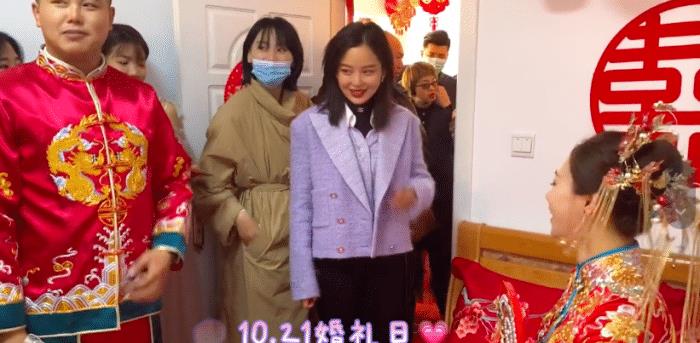 什么|辛芷蕾打扮低调回老家，参加弟弟婚礼，现场一片温馨。